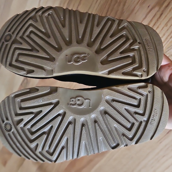 Ugg Leather Girls Boots - Picture 6 of 7